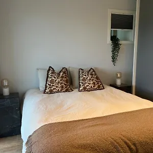  Apartment Fin Med Parkering!